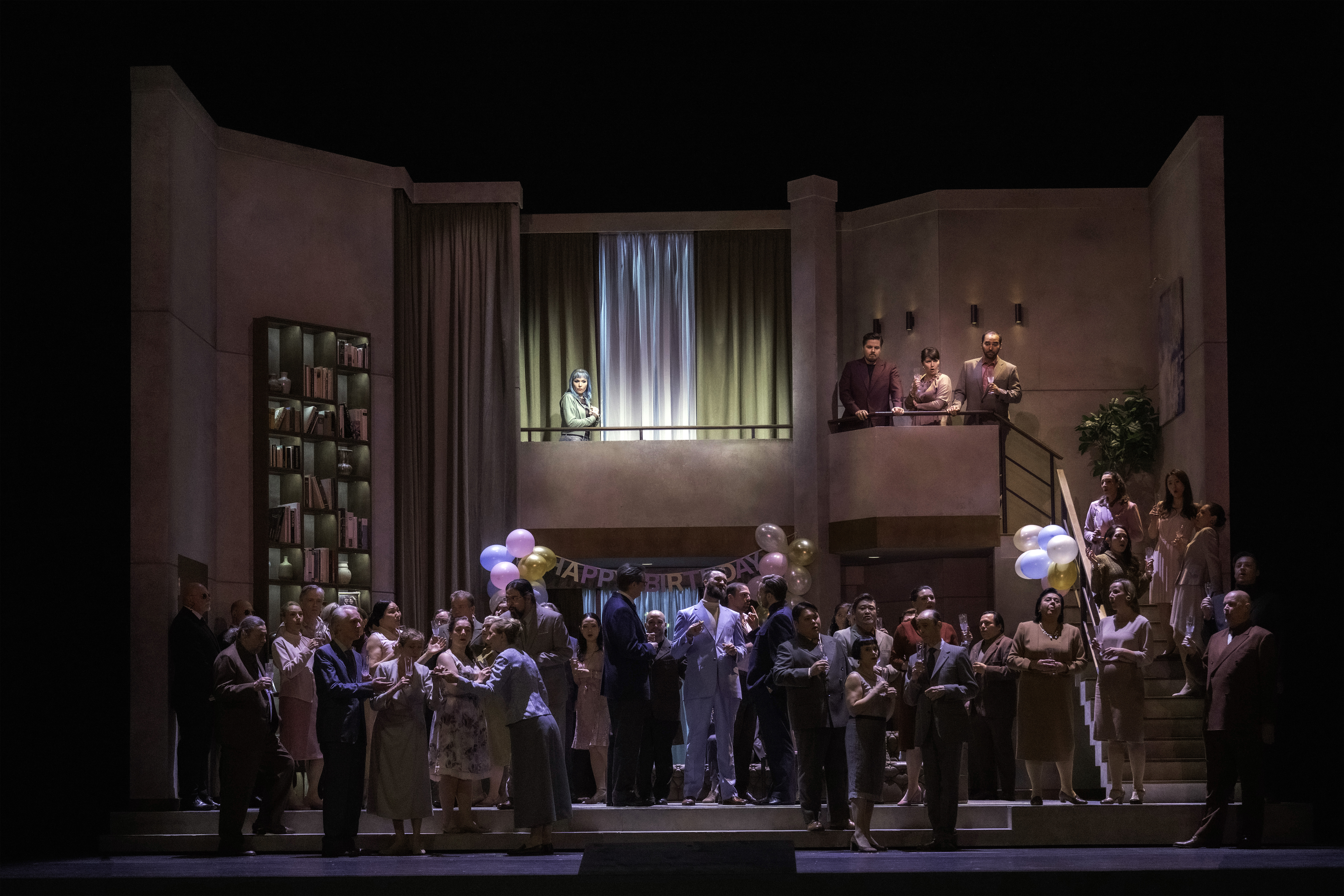 Top: Elsa Dreisig (Juliette) und Johann Krogius (Tybalt); below: Marina Prudenskaya (Gertrude), Arttu Kataja (Capulet), David Oštrek (Paris), Manuel Winckhler (Le Duc) and Ensemble, photo: Monika Rittershaus