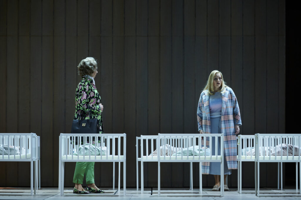 Marina Prudenskaya (Die Amme), Daniela Köhler (Die Kaiserin), Photo: Matthias Baus