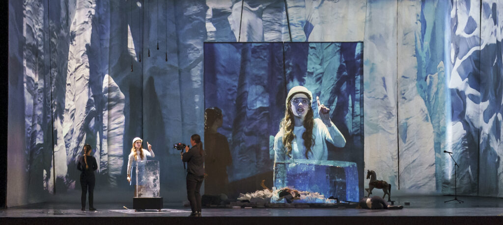 Sandrine Mairesse (Stage Manager, Marjorie), Jessica Niles (Sandra), Live-Kamera Kathrin Krottenthaler und Komparserie Credits: Stephan Rabold